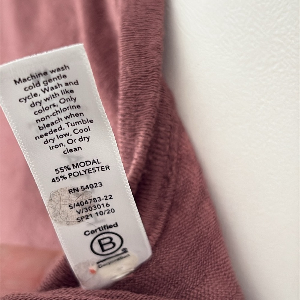 Athleta Breezy Scoop Short Sleeve V-Neck Knit Tee in Hearth Rose Size Medium - Picture 8 of 8